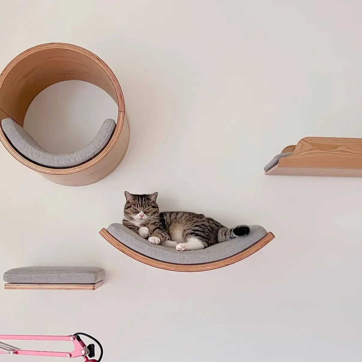 Corner lookout cat shelf – wall-mounted resting platform