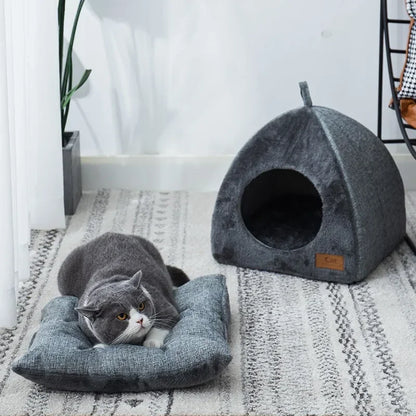 Closed cat house with fleece lining – front view