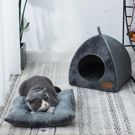 Closed cat house with fleece lining – front view